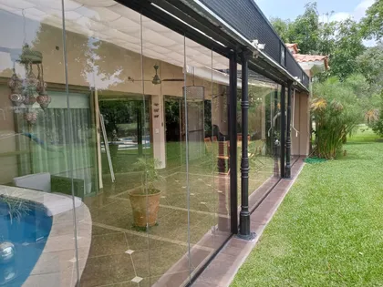 Area de piscina residencial moderna con cerramiento de vidrio — proyecto SAINT THOMAS COUNTRY CLUB, por CERRAMIENTOS PANORAMICOS, en Canning
